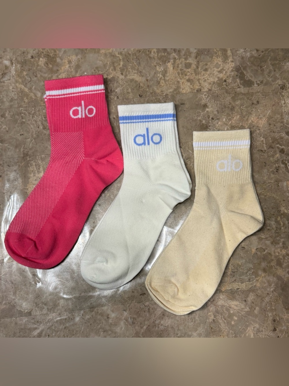 New Women’s Alo Socks
New without tags
3 pairs
Fits sizes 6-11